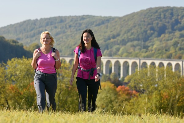 Zwei Wanderinnen im Teutoburger Wald